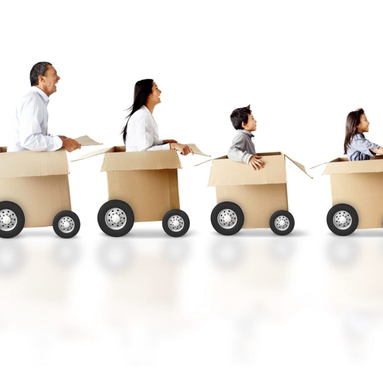 Familienberatung in Kempen und am Niederrhein Eine Familie fährt in Kartons mit Rollen, von einem Erwachsenen bis zu zwei Kindern.